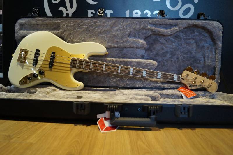 Fender Squier 40th Jazz Bass Olympic White Disponible à Arles chez Sud Musique