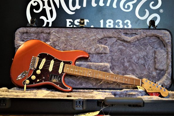 Fender Stratocaster Player Plus HSS MN Aged Candy Apple Red Disponible à Arles
